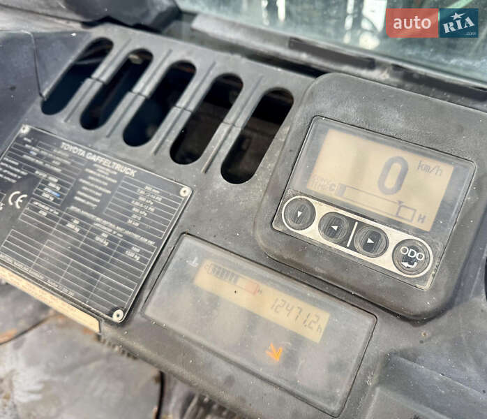 Вилочный погрузчик Toyota 02-8FGF25 2015 в Радомышле