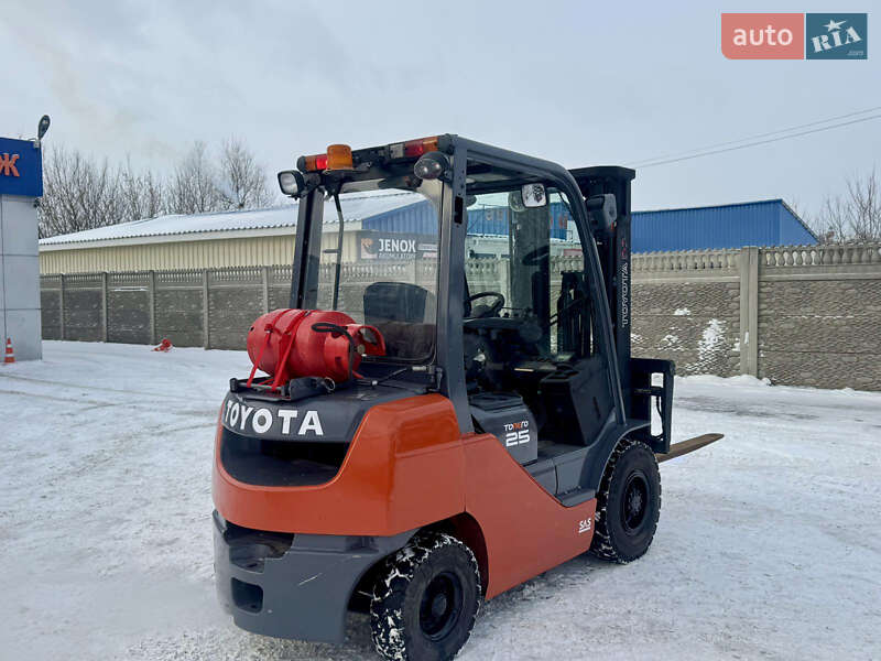 Вилочный погрузчик Toyota 02-8FGF25 2015 в Радомышле