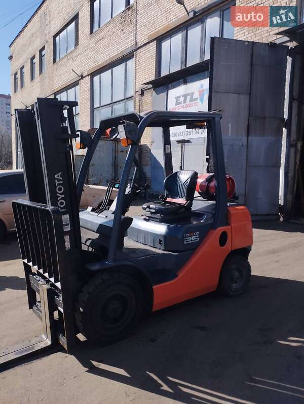 Вилочный погрузчик Toyota 02-8FGF25 2018 в Киеве