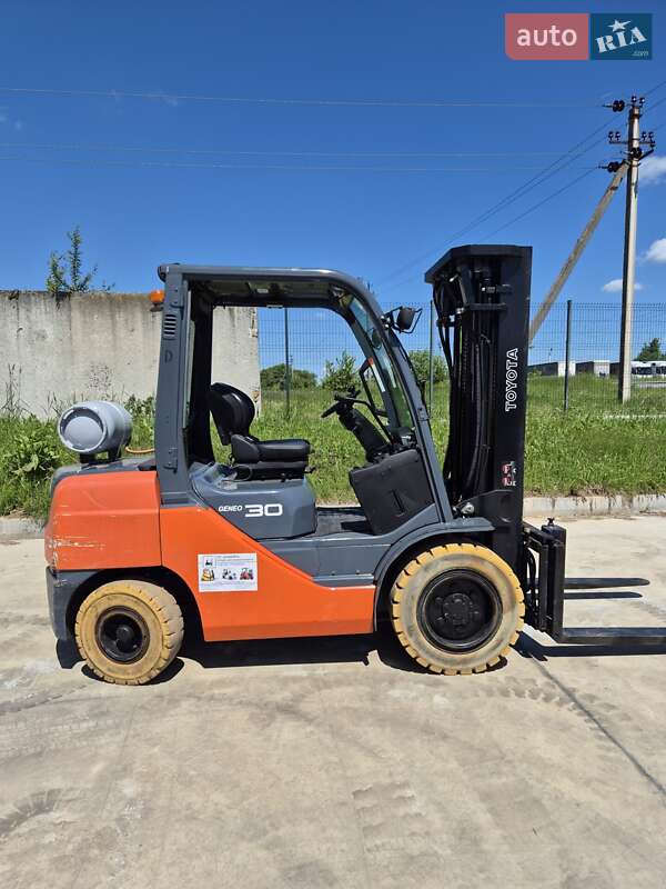 Вилочный погрузчик Toyota 02-8FGF30 2008 в Пустомытах