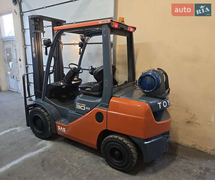 Вилочный погрузчик Toyota 02-8FGF30 2008 в Киеве