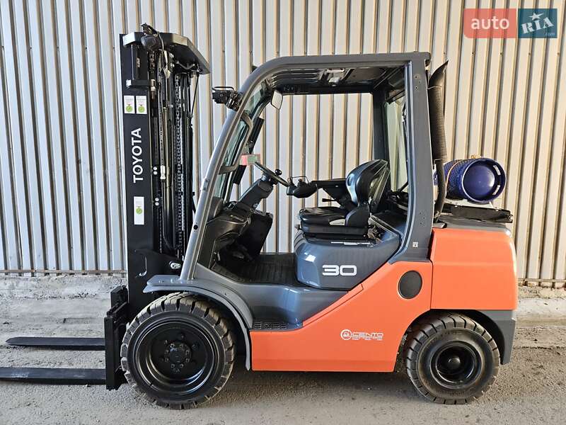 Вилочный погрузчик Toyota 02-8FGF30 2019 в Киеве