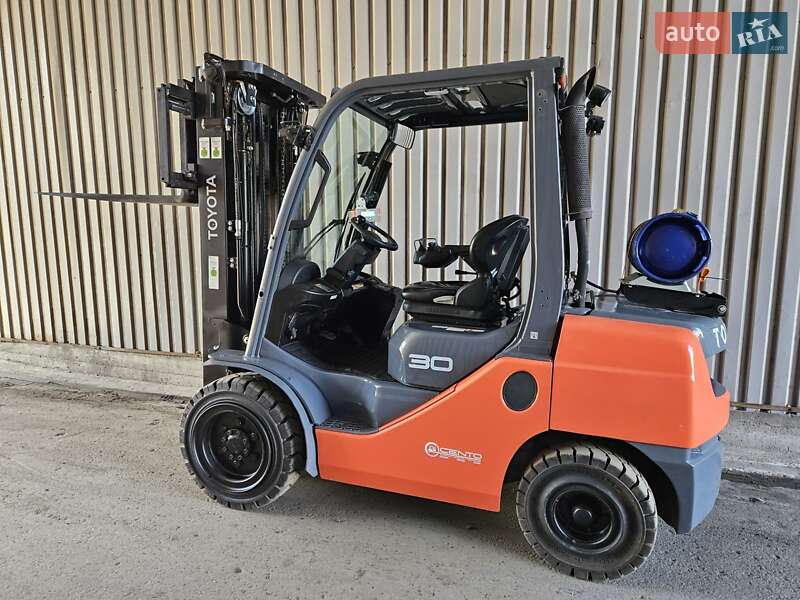 Вилочный погрузчик Toyota 02-8FGF30 2019 в Киеве