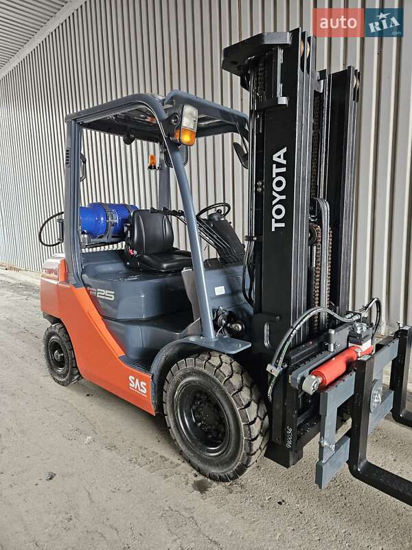 Вилочный погрузчик Toyota 32FG-25 2017 в Киеве