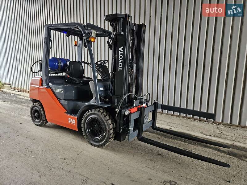 Вилочный погрузчик Toyota 32FG-25 2017 в Киеве