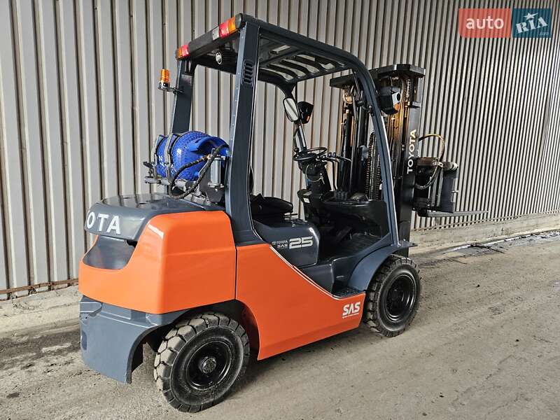 Вилочный погрузчик Toyota 32FG-25 2017 в Киеве
