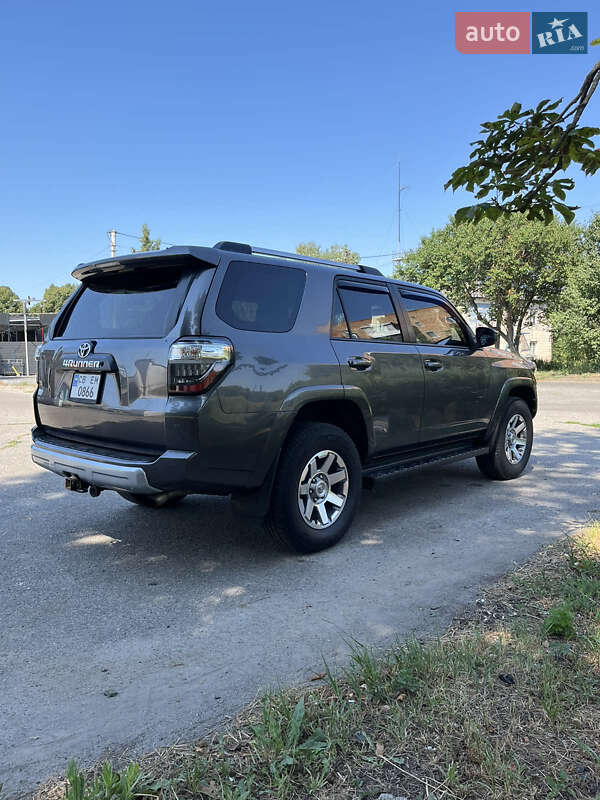 Внедорожник / Кроссовер Toyota 4Runner 2015 в Лубнах