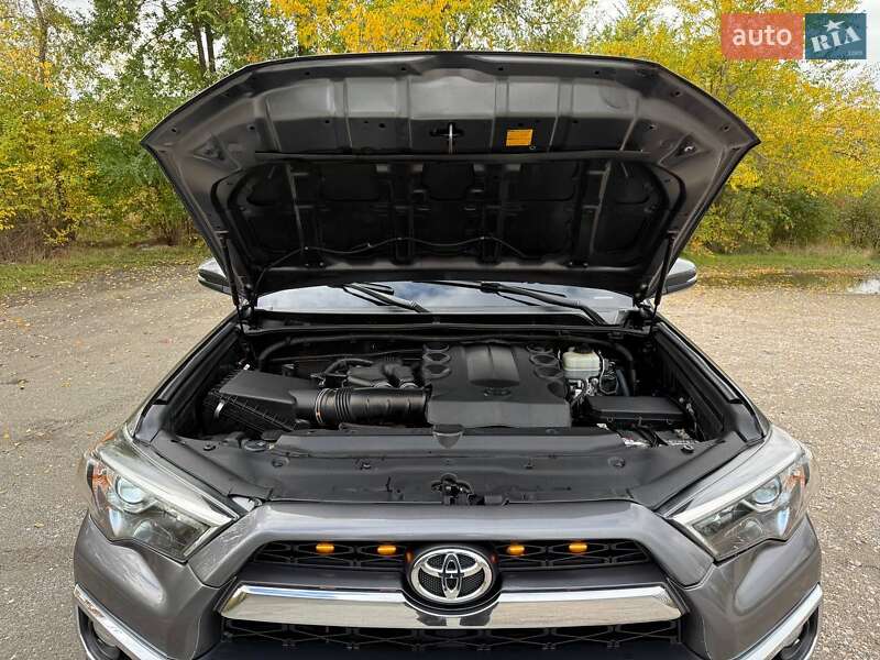 Позашляховик / Кросовер Toyota 4Runner 2014 в Кривому Розі