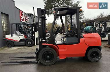 Вилочный погрузчик Toyota 7FG45 2002 в Киеве
