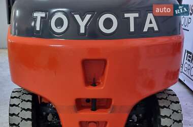 Вилочный погрузчик Toyota 8FBMT16 2013 в 