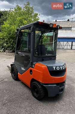 Вилочный погрузчик Toyota 8FDF-25 2011 в 