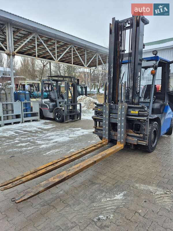 Вилочный погрузчик Toyota 8FGF30 2018 в Тернополе