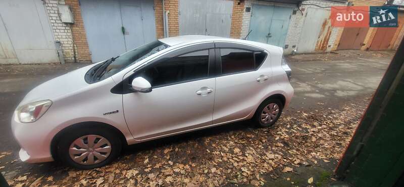 Хэтчбек Toyota Aqua 2014 в Вишневом