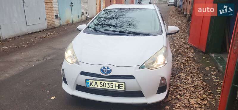 Хэтчбек Toyota Aqua 2014 в Вишневом