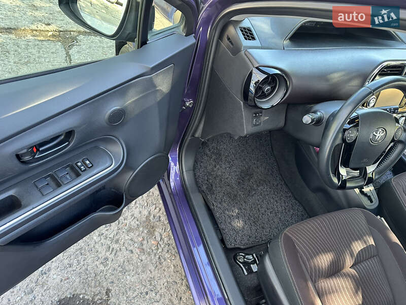 Хетчбек Toyota Aqua 2017 в Одесі