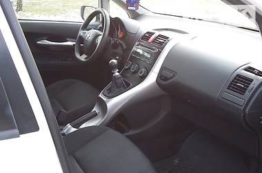 Хэтчбек Toyota Auris 2011 в 