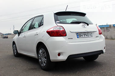Хетчбек Toyota Auris 2011 в 