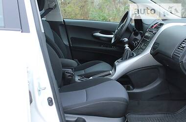 Хетчбек Toyota Auris 2011 в 