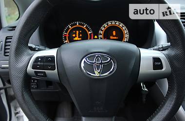 Хетчбек Toyota Auris 2011 в 