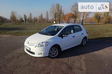 Хэтчбек Toyota Auris 2011 в Каменском