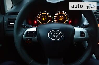 Хэтчбек Toyota Auris 2011 в Каменском