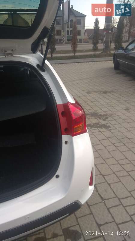 Універсал Toyota Auris 2014 в Івано-Франківську