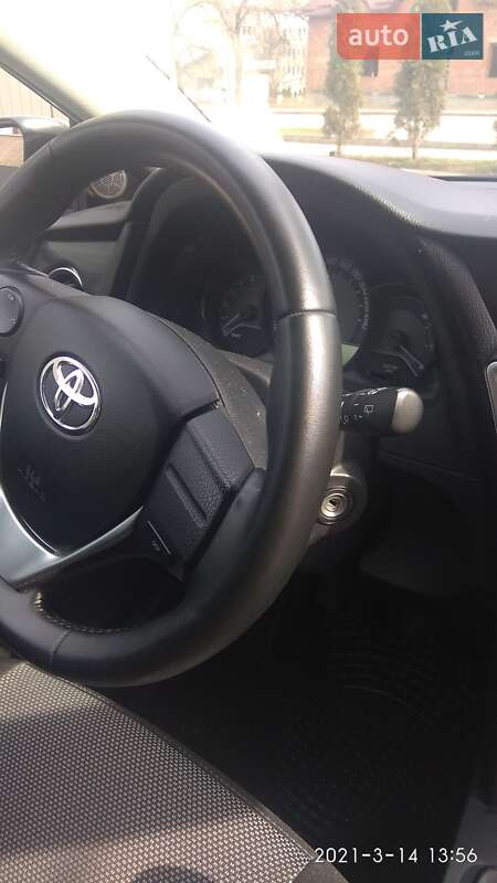 Універсал Toyota Auris 2014 в Івано-Франківську