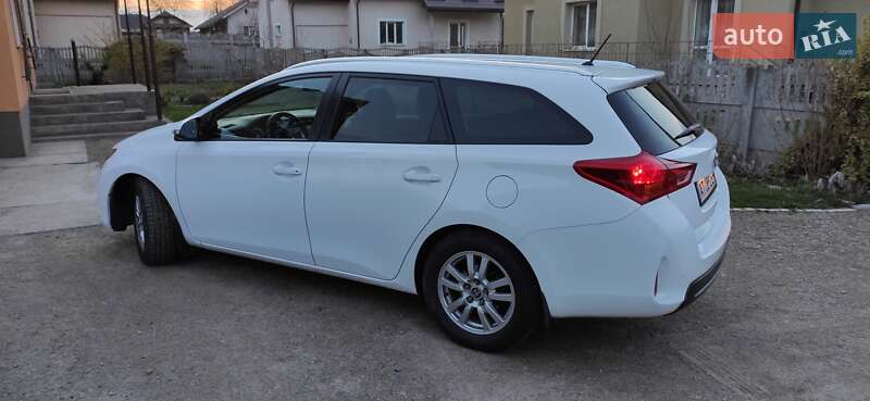 Універсал Toyota Auris 2014 в Івано-Франківську