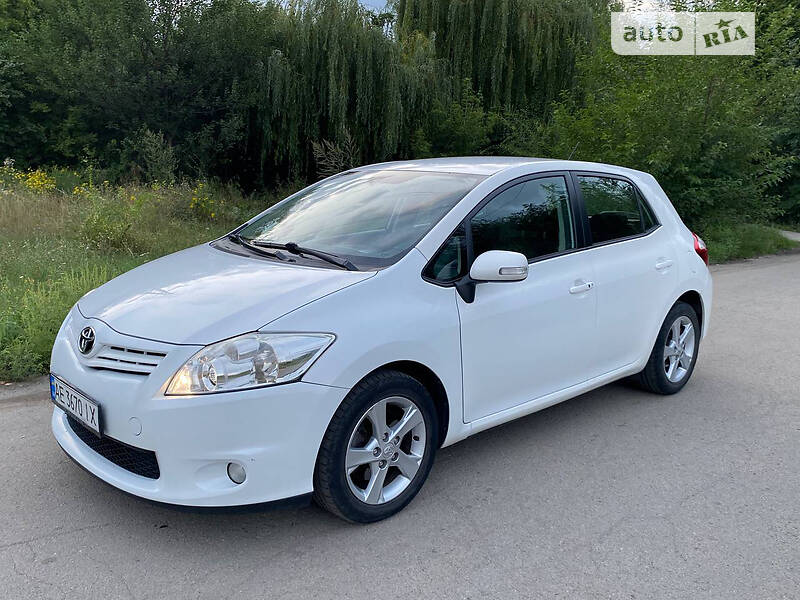 Купить Toyota Auris 1,5 автомат, г., пробег км, цена руб - продажа