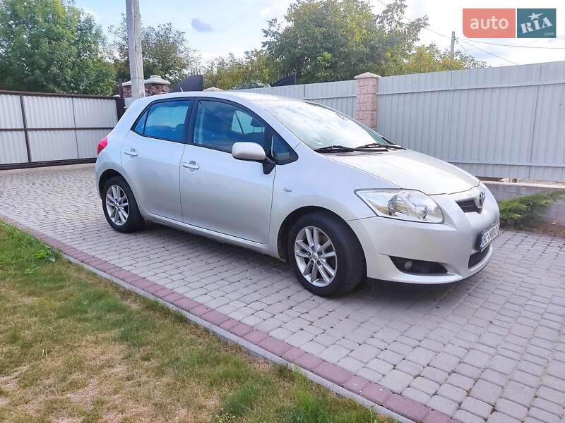 Хетчбек Toyota Auris 2009 в Старому Самборі