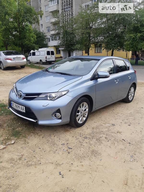 Хэтчбек Toyota Auris 2013 в Новояворовске