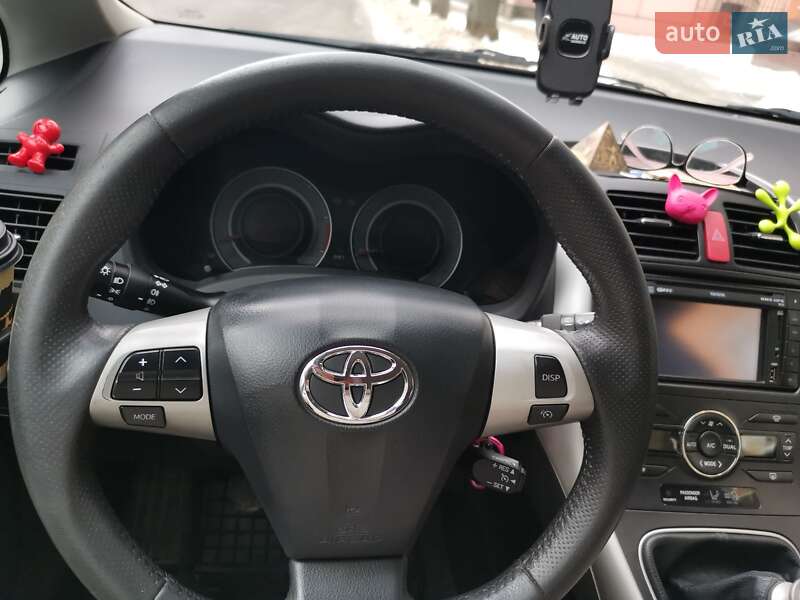 Хетчбек Toyota Auris 2011 в Сумах