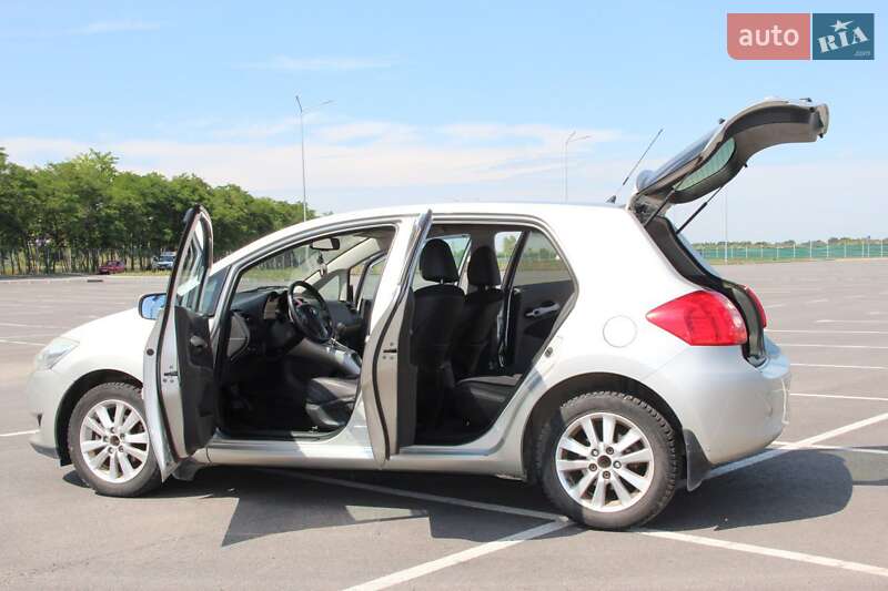 Хэтчбек Toyota Auris 2008 в Днепре