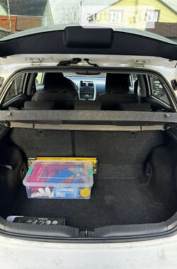 Хэтчбек Toyota Auris 2011 в 