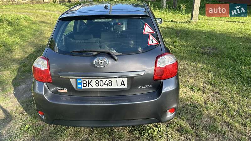 Хэтчбек Toyota Auris 2010 в Остроге