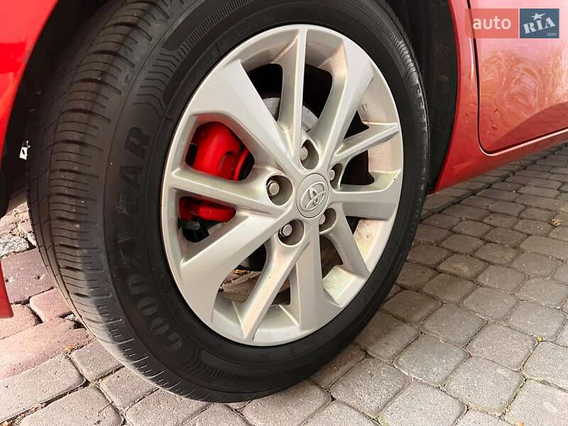 Хэтчбек Toyota Auris 2013 в Львове