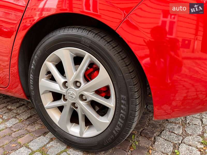 Хэтчбек Toyota Auris 2013 в Львове
