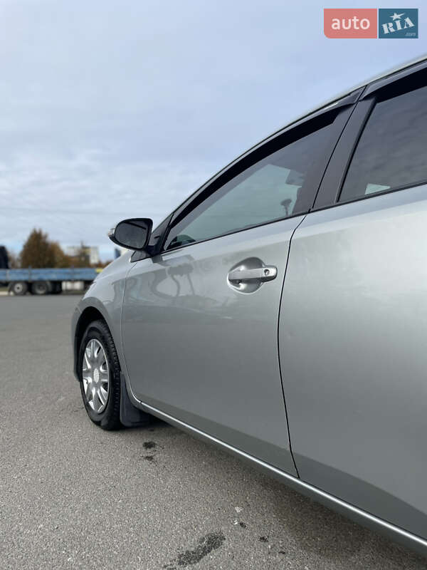 Хетчбек Toyota Auris 2013 в Гадячі
