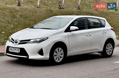 Хэтчбек Toyota Auris 2013 в Киеве