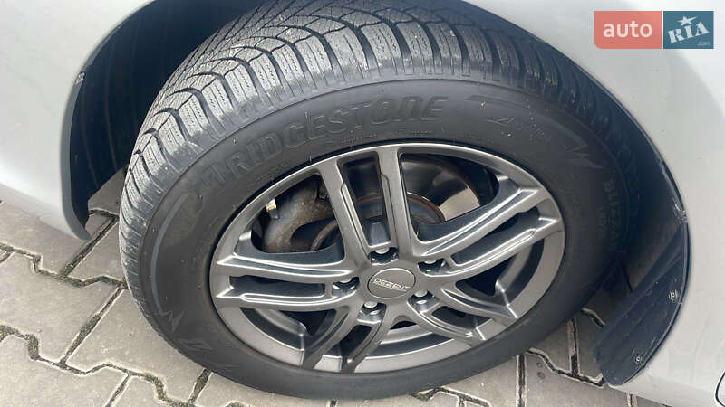 Хетчбек Toyota Auris 2015 в Любомлі