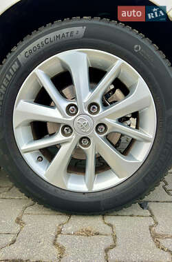 Хэтчбек Toyota Auris 2013 в 