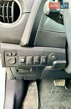 Хэтчбек Toyota Auris 2013 в 