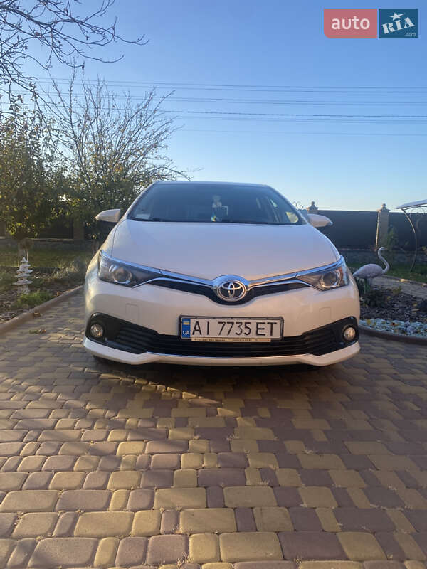 Хэтчбек Toyota Auris 2016 в 