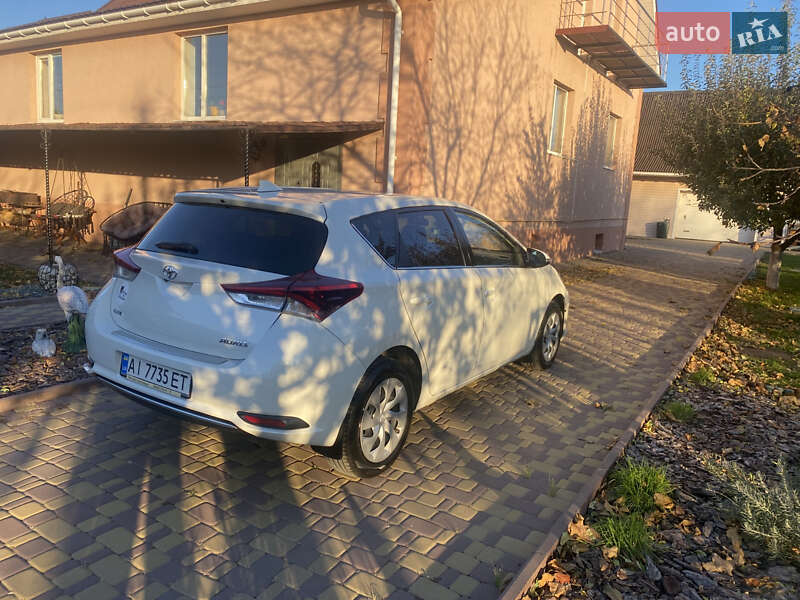 Хэтчбек Toyota Auris 2016 в Ракитном