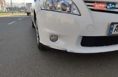 Хэтчбек Toyota Auris 2011 в 