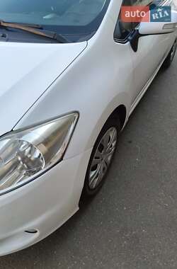 Хэтчбек Toyota Auris 2011 в 