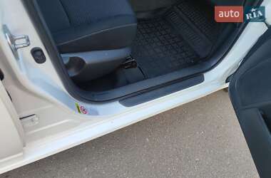 Хэтчбек Toyota Auris 2011 в 