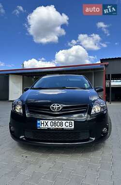 Хетчбек Toyota Auris 2011 в 