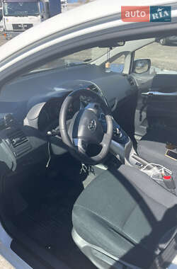 Хэтчбек Toyota Auris 2010 в 