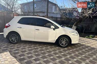 Хэтчбек Toyota Auris 2012 в 